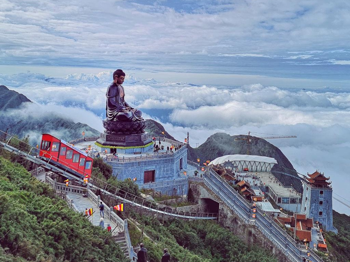 Buổi sáng ngày hai hãy di chuyển đến Sun World Fansipan Legend để chinh phục đỉnh.