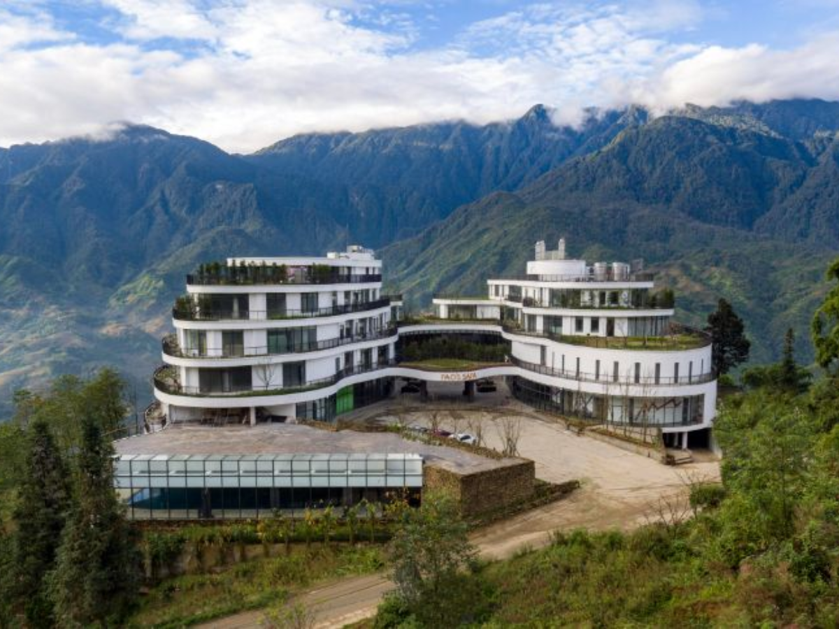 Pao’s Sa Pa Leisure Hotel có vị trí vàng gần Cát Cát nhìn thẳng thung lũng Mường Hoa.