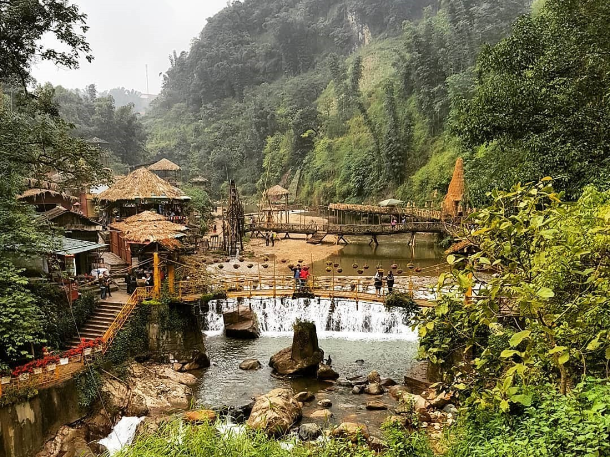 Ngày đầu bạn có thể khám phá bản Cát Cát hoặc thung lũng Mường Hoa tùy nơi lưu trú.