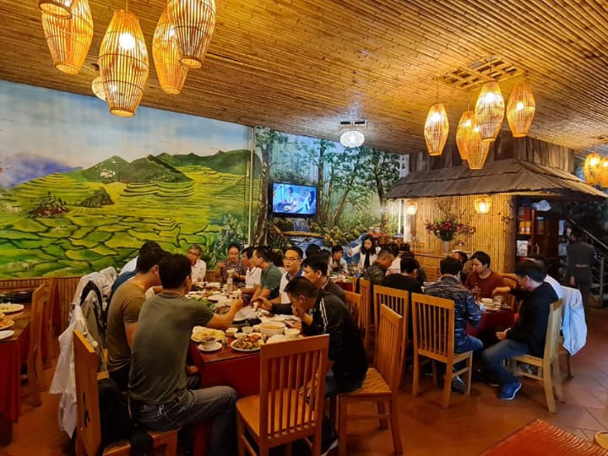 Bếp H’Mông phục vụ các món đặc sản dân tộc được nấu theo phương pháp truyền thống nhất.