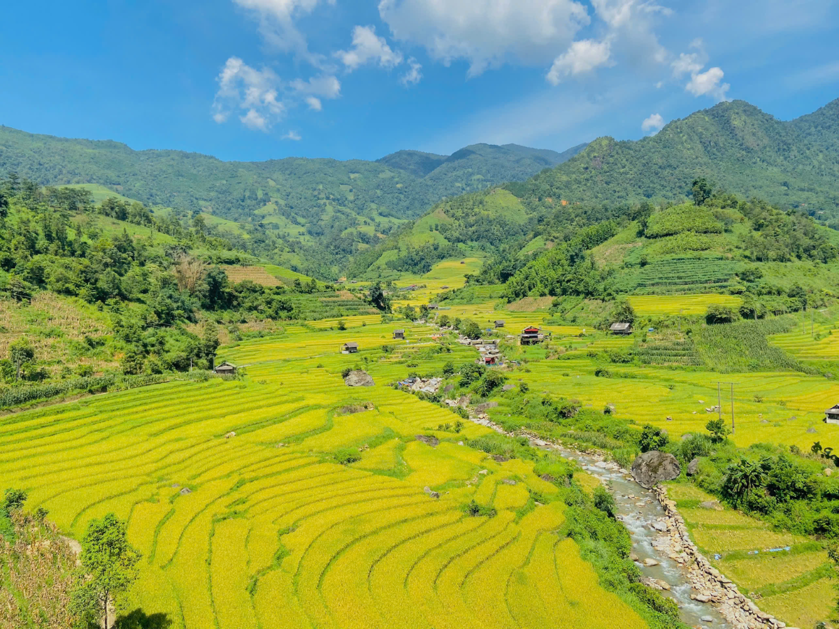 Buổi sáng du khách trekking bản Mây Tả Van Lao Chải để ngắm ruộng bậc thang.