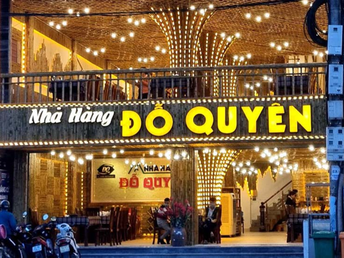 Nhà hàng Đỗ Quyên mang phong cách nhà gỗ truyền thống phù hợp trải nghiệm không khí bản làng.