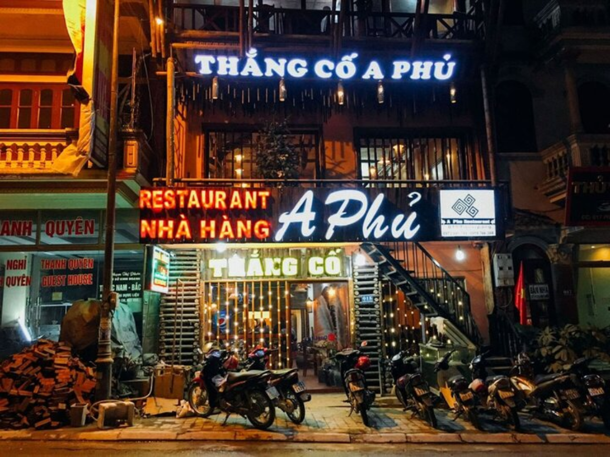 A Phủ nổi tiếng với gà nướng tiêu xanh gà đen hầm và món thắng cố đậm vị.