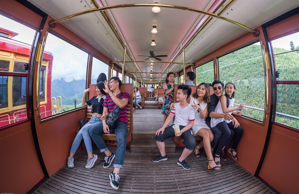 Tàu hỏa leo núi Mường Hoa giúp gia đình có trẻ nhỏ di chuyển thuận tiện hơn