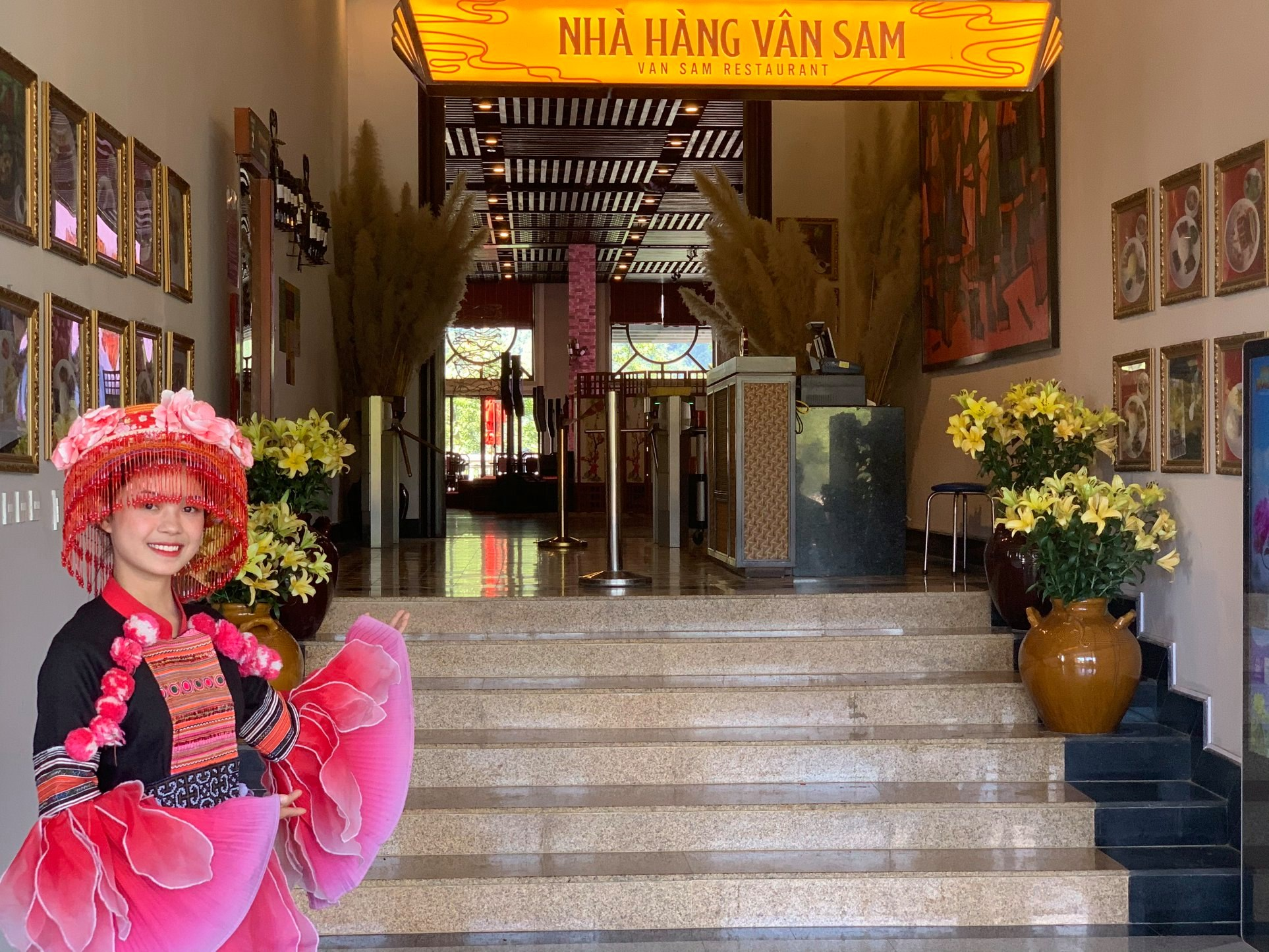 Không gian bên ngoài nhà hàng buffet Vân Sam
