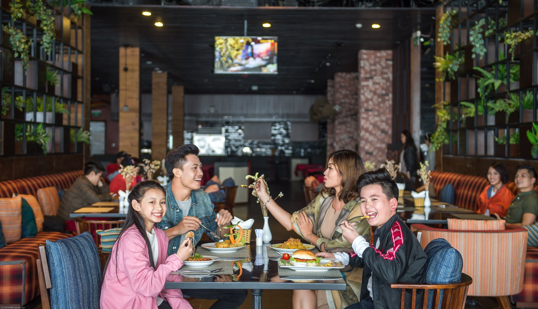 Nhà hàng có không gian rộng rãi, phục vụ được đa dạng tệp khách