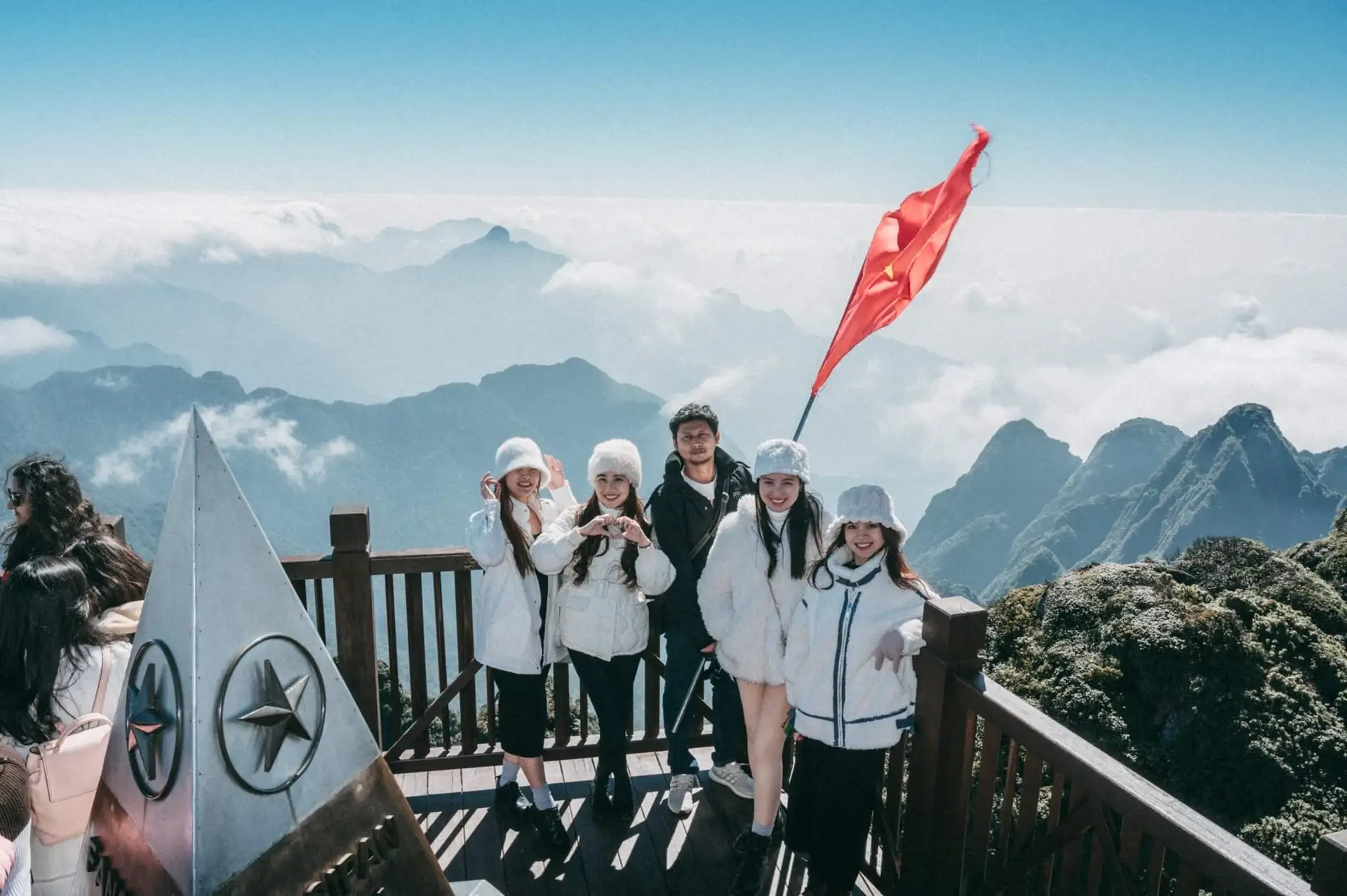 Du khách đến Fansipan hào hứng check in với cột mốc 3.143 m