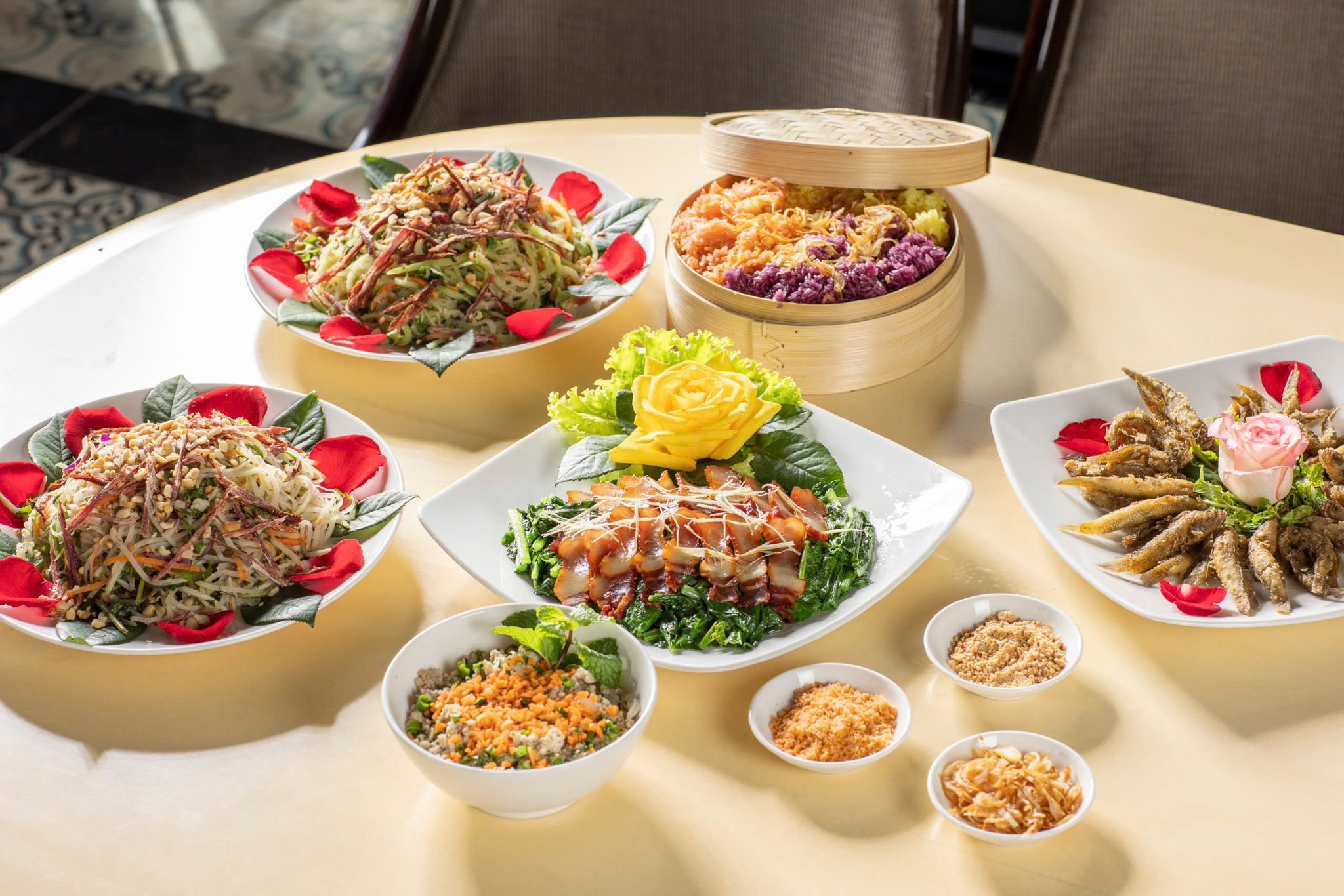 Các món ăn đặc sắc, đa dạng từ Á đến Âu tại buffet Vân Sam