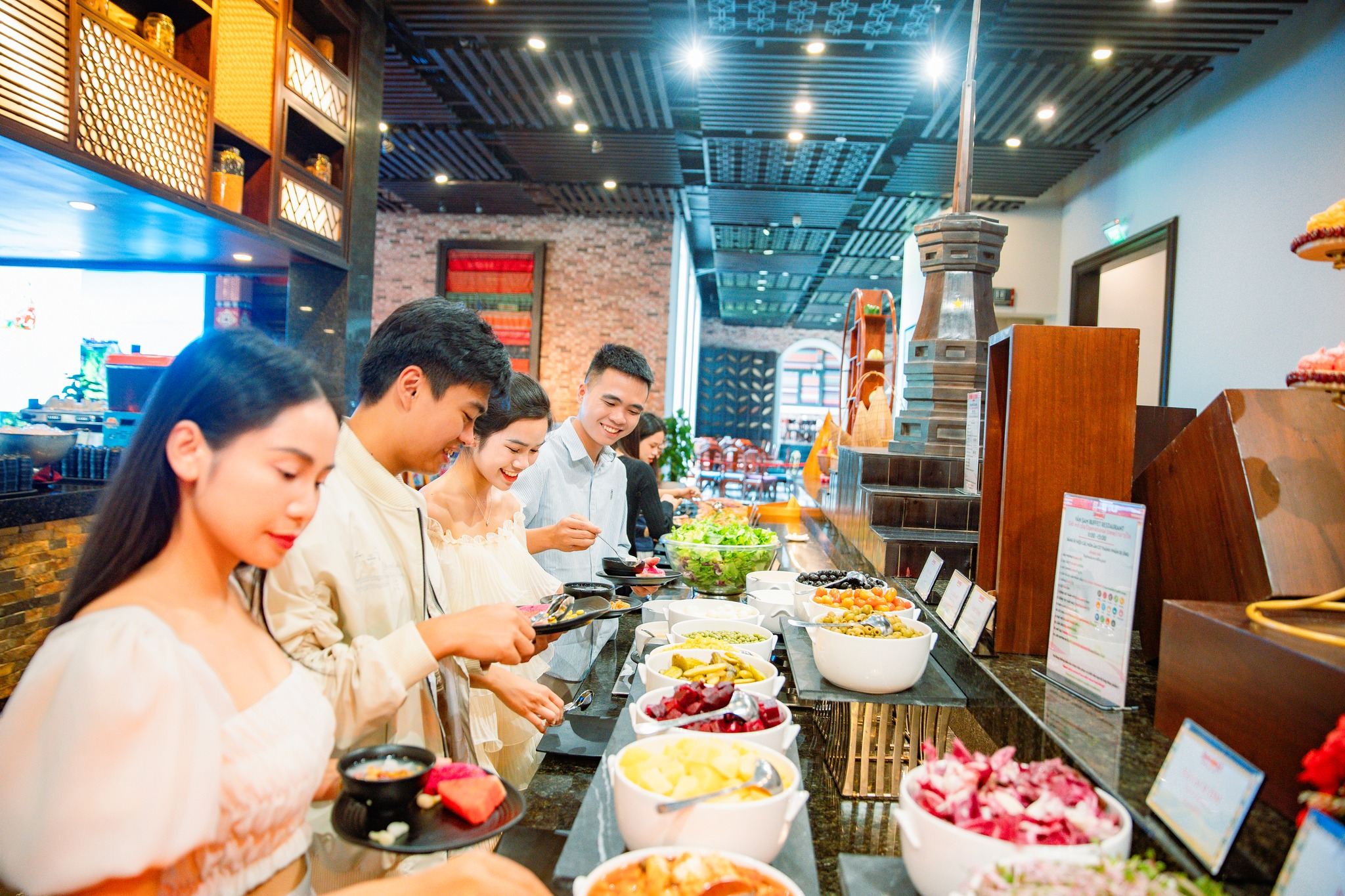 Quy mô rộng của nhà hàng có thể đáp ứng cùng lúc được nhiều đoàn khách lớn