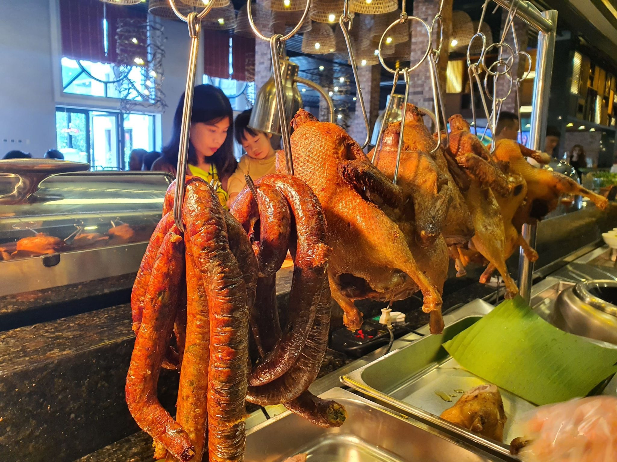 Các món ăn bản địa tươi ngon tại nhà hàng Vân Sam