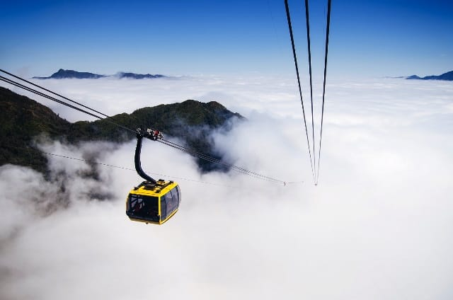 Tourists experience "flying" through the sea of clouds with the Fansipan cable car