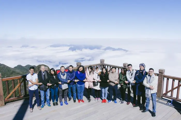 Tourists check in with the sea of clouds on the summit of Fansipan