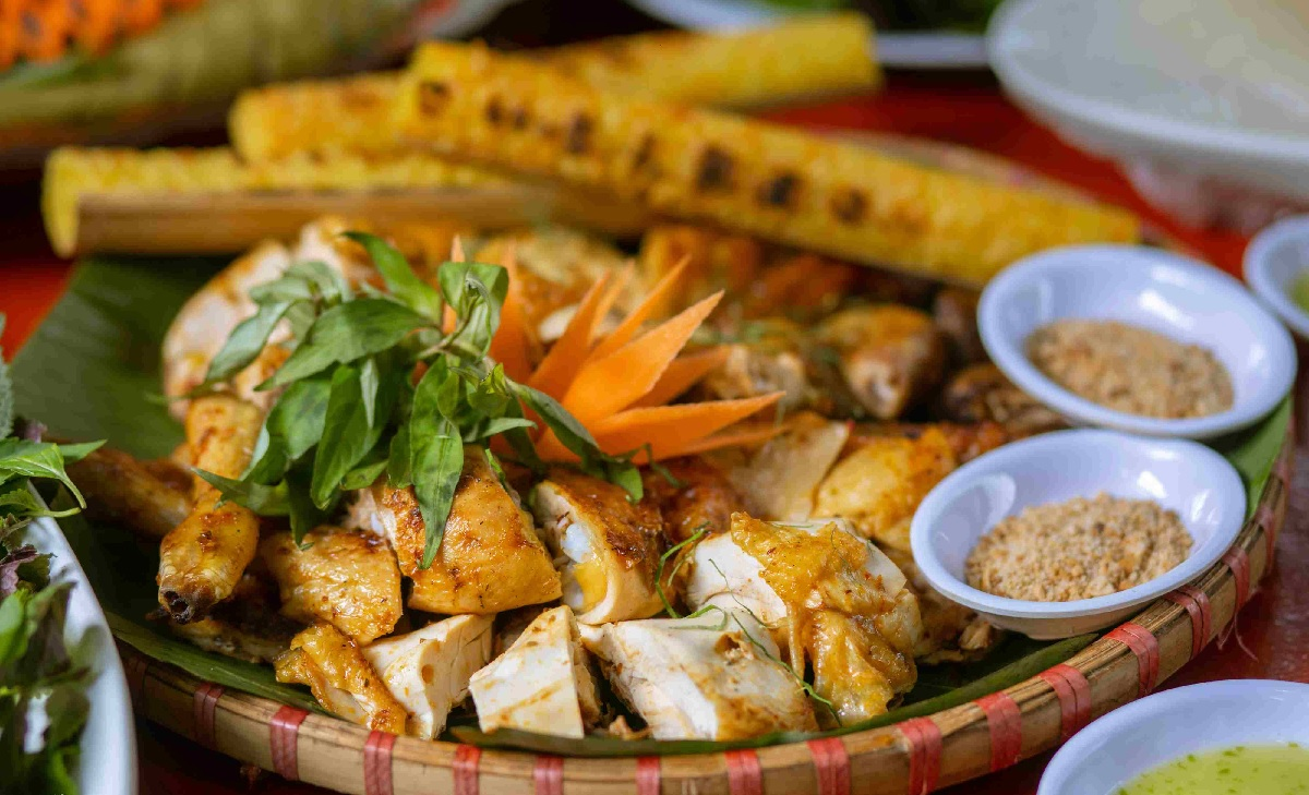 Indian tourists visiting Sapa should not miss the grilled chicken and sticky rice cooked in bamboo tubes.