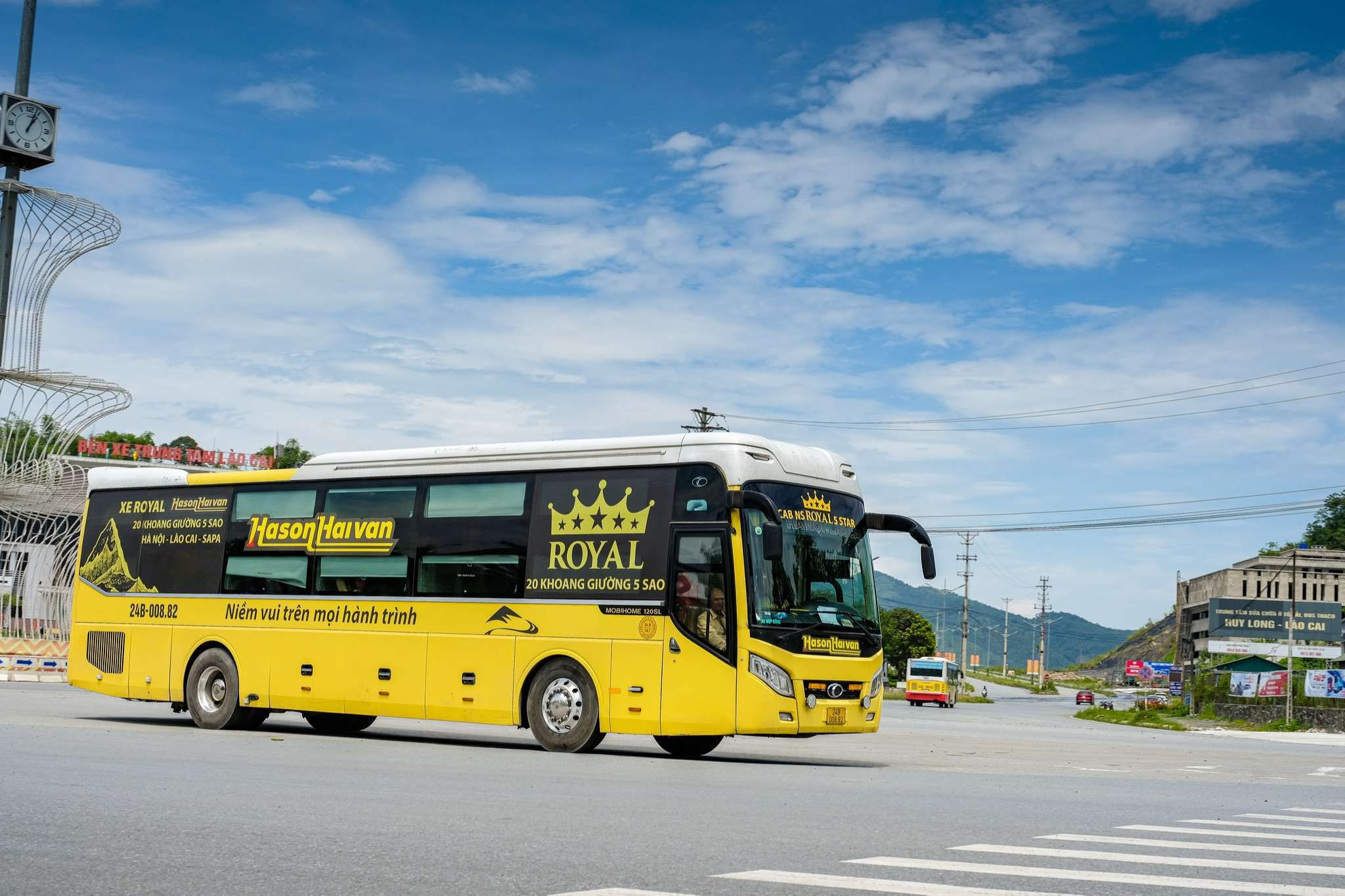 Tourists should choose sleeper buses for convenient overnight travel from Hanoi to Sapa.