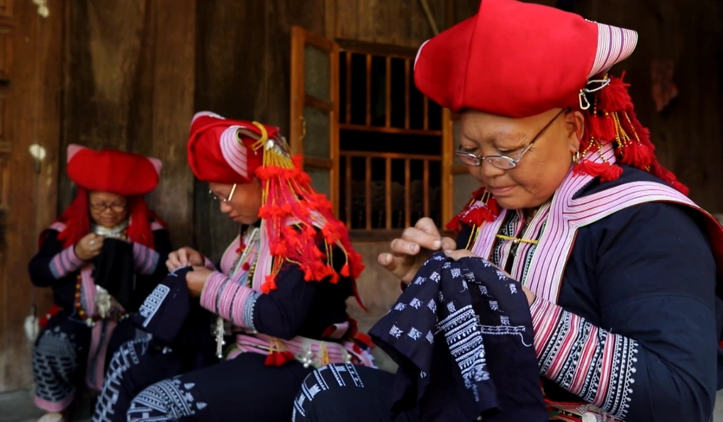 Tourists can learn about the traditional brocade weaving craft of the ethnic minorities in the northwest mountainous region.