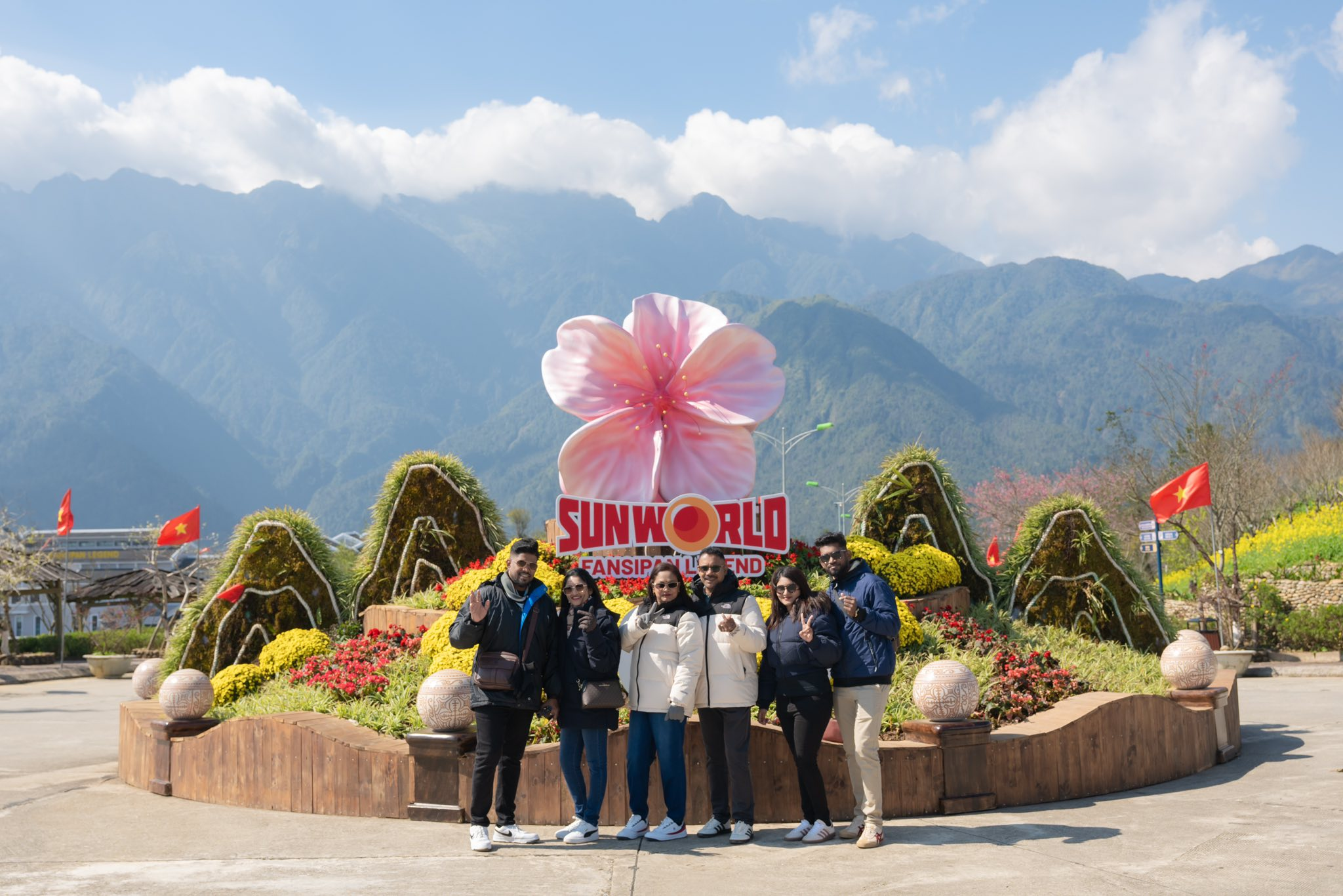 Spring is the time when Sapa is resplendent with flowers blooming all over the mountains and forests.
