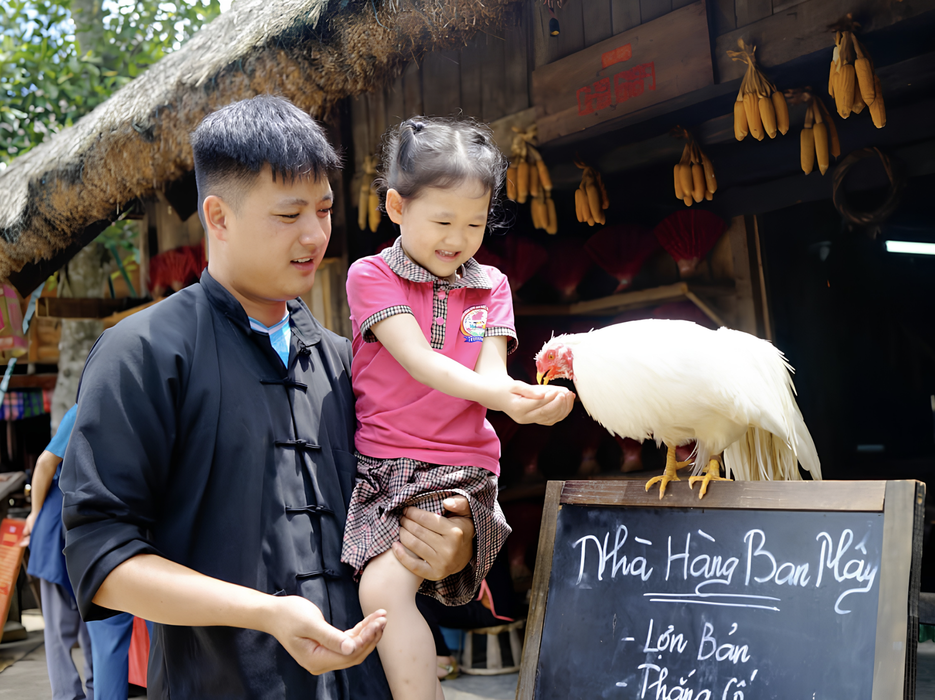 หมู่บ้าน Ban May ตั้งอยู่ภายในบริเวณสถานีกระเช้าลอยฟ้า