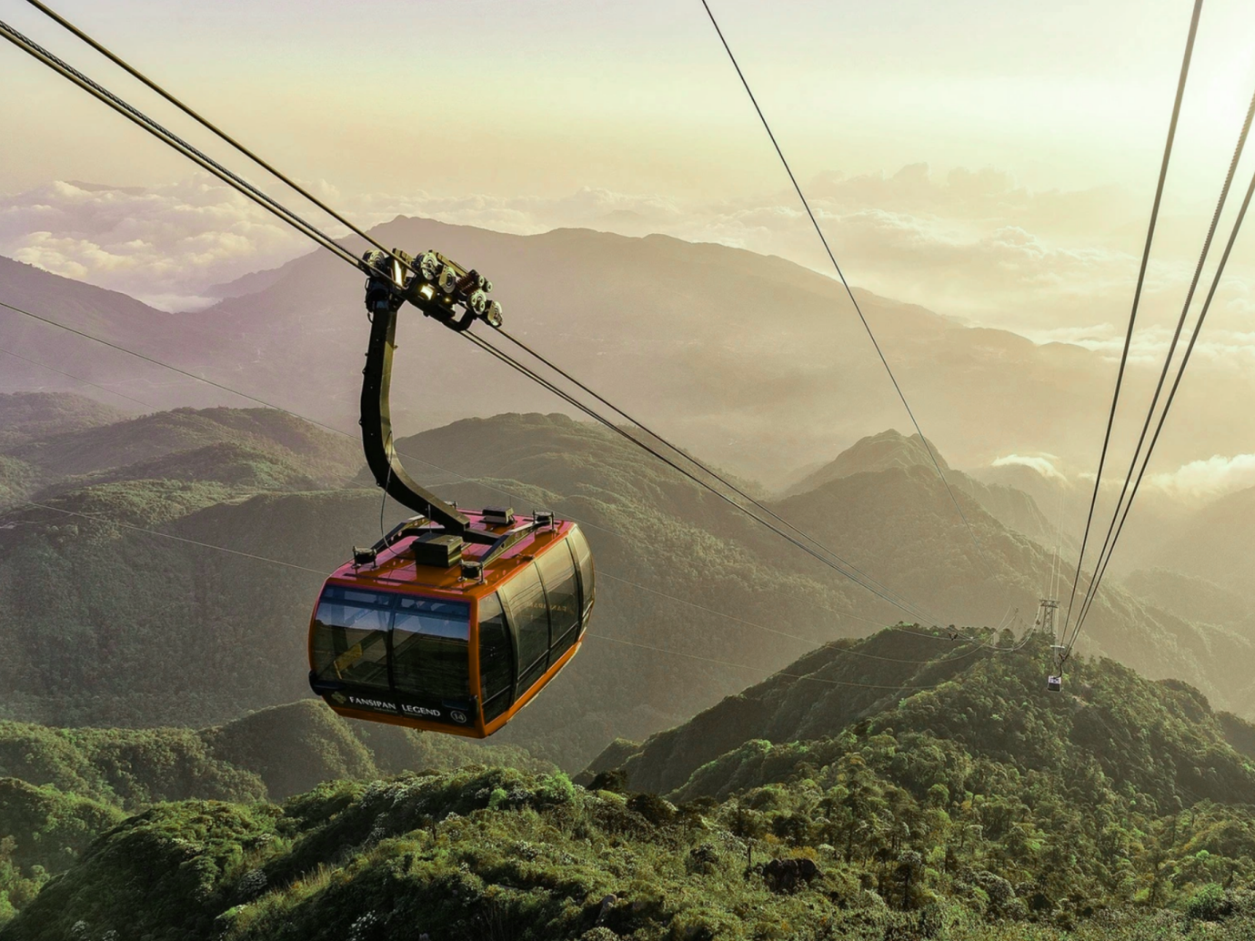 Sun World Fansipan Legend 的纜車,讓旅客有機會從高空俯瞰整片壯麗的山林景觀