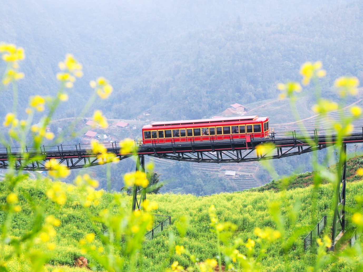旅客可選擇搭乘芒花谷(Mường Hoa)登山火車,展開整段旅程。