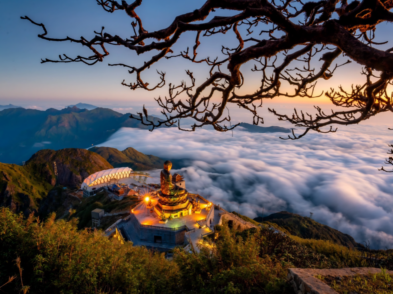 座落於西北山林景致之中的建築群,展現出濃厚的越南佛教文化印記。