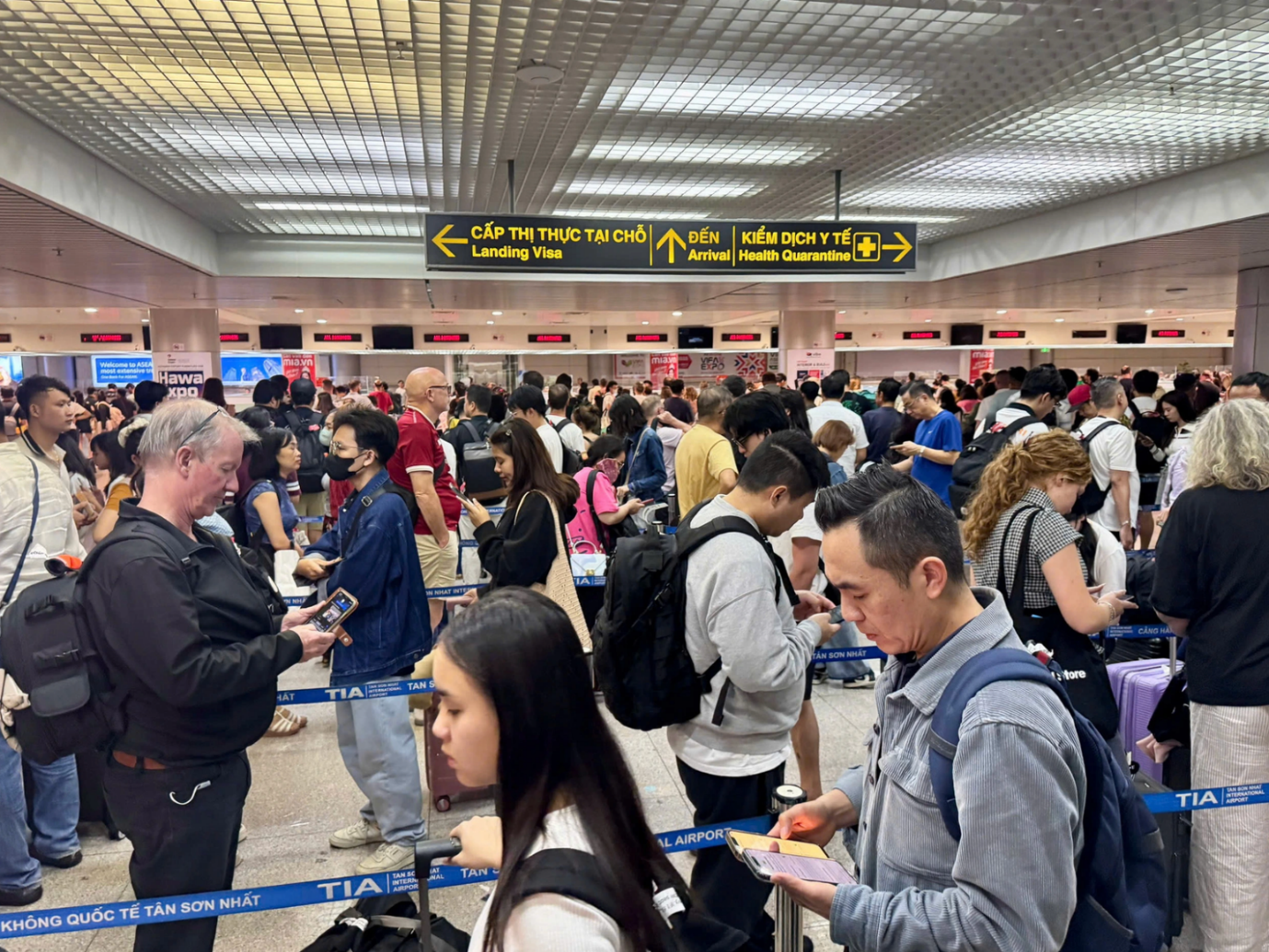 旅客依照越南相關主管機關的指引辦理入境手續。