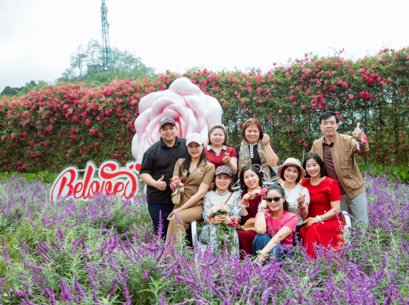 旅客漫步於 Sun World Fansipan Legend 花卉園區,在繽紛花海與高山美景相伴下,享受一段充實而難忘的旅程。