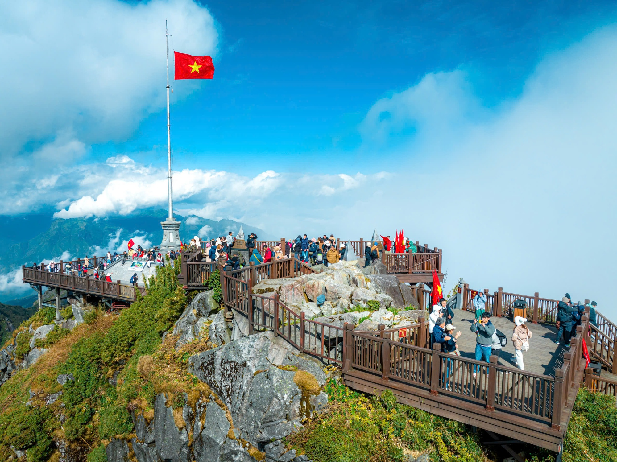 The breathtaking sea of clouds atop Fansipan peak