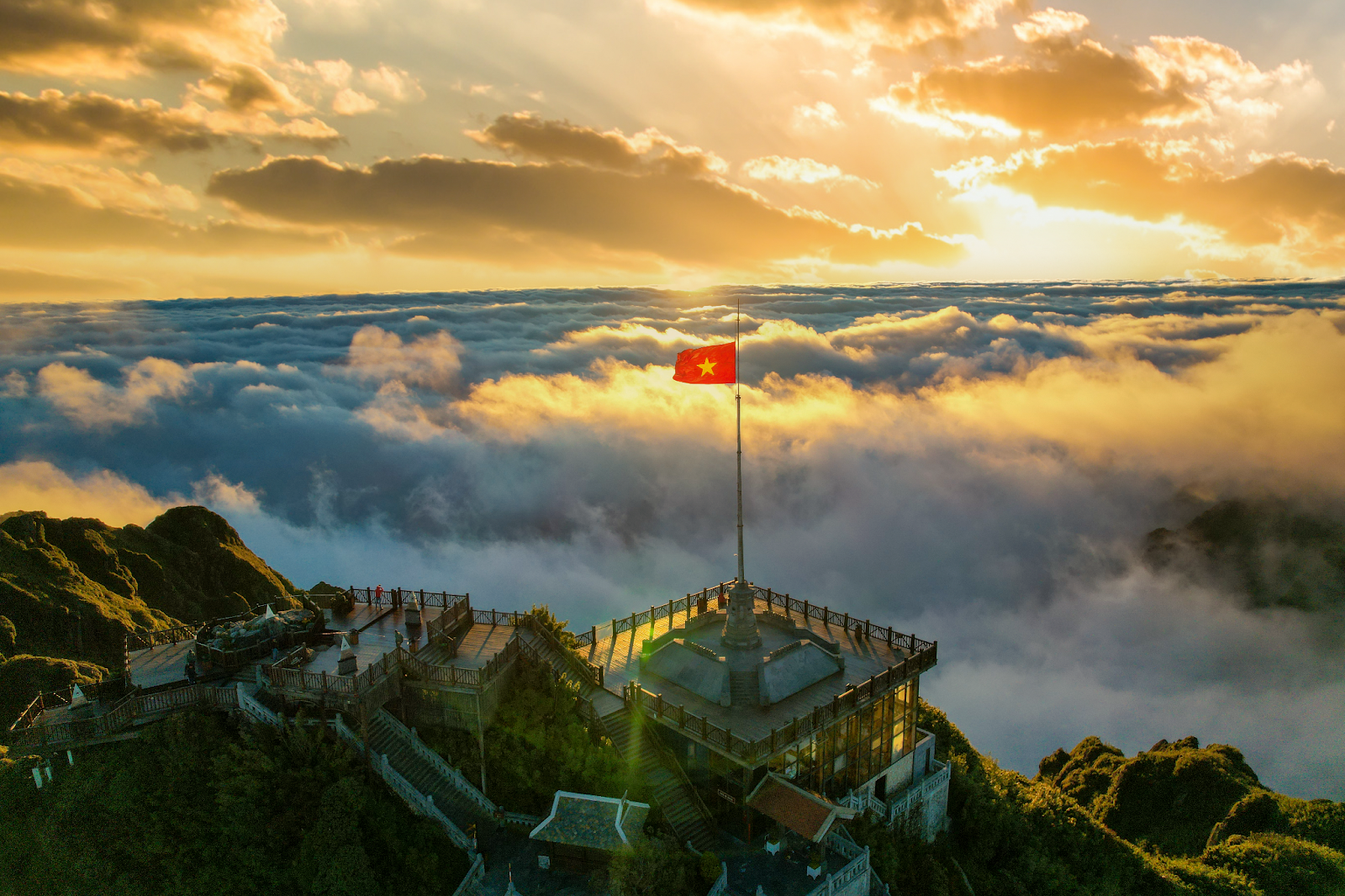A stunning sea of clouds blankets Fansipan peak in the summer
