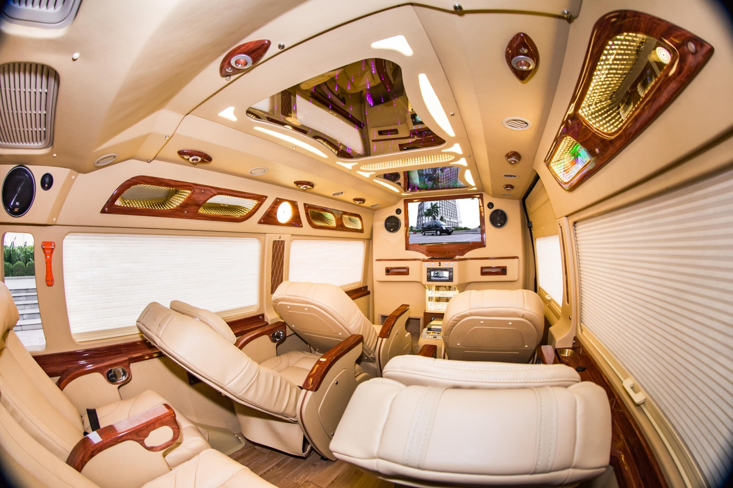 Tourists can choose between limousine or sleeper buses to travel from Hanoi to Sa Pa