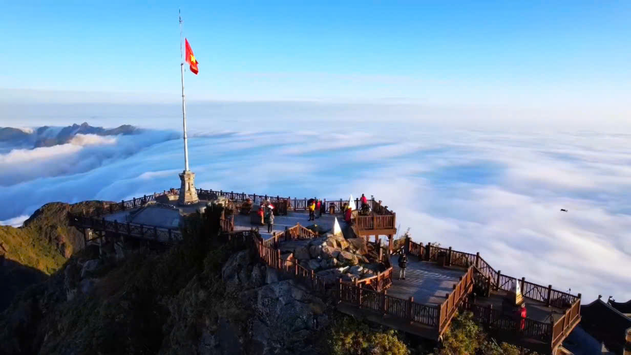 The stunning sea of clouds view from the summit of Fansipan