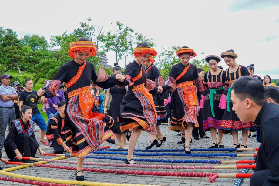 Traditional festivals in the cloud village attract many tourists to experience them