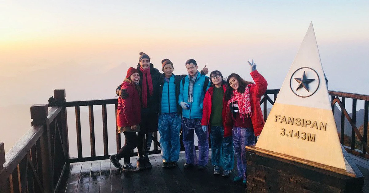 Visitors should prepare warm clothing when visiting Fansipan