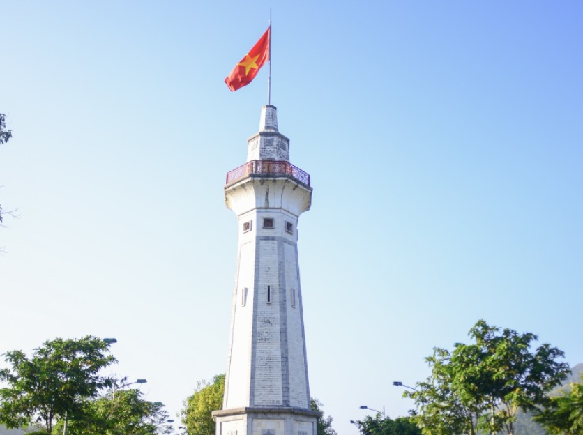 Công trình hiện lên tạo cảm giác trang nghiêm và đầy tự hào.