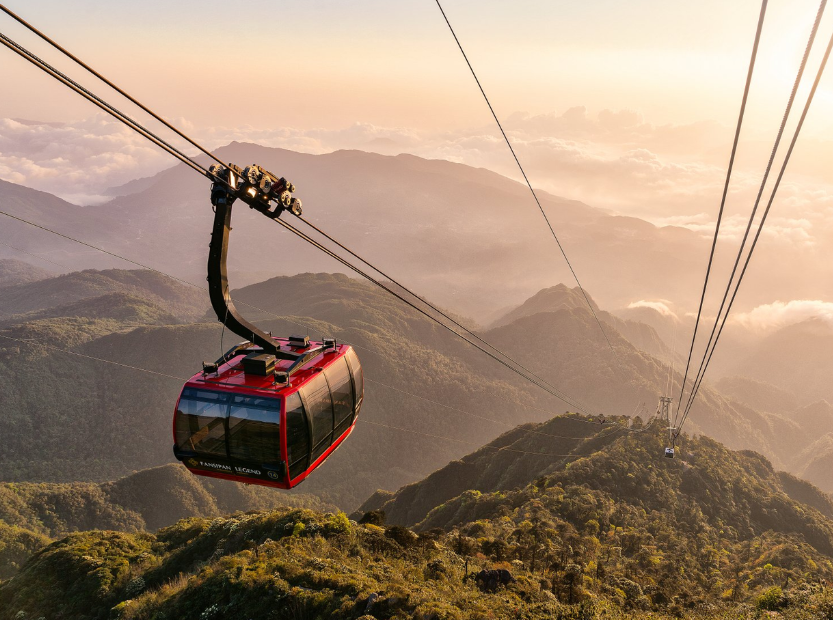 Cabin cáp treo đưa bạn băng qua rừng nguyên sinh và thung lũng Mường Hoa thơ mộng.