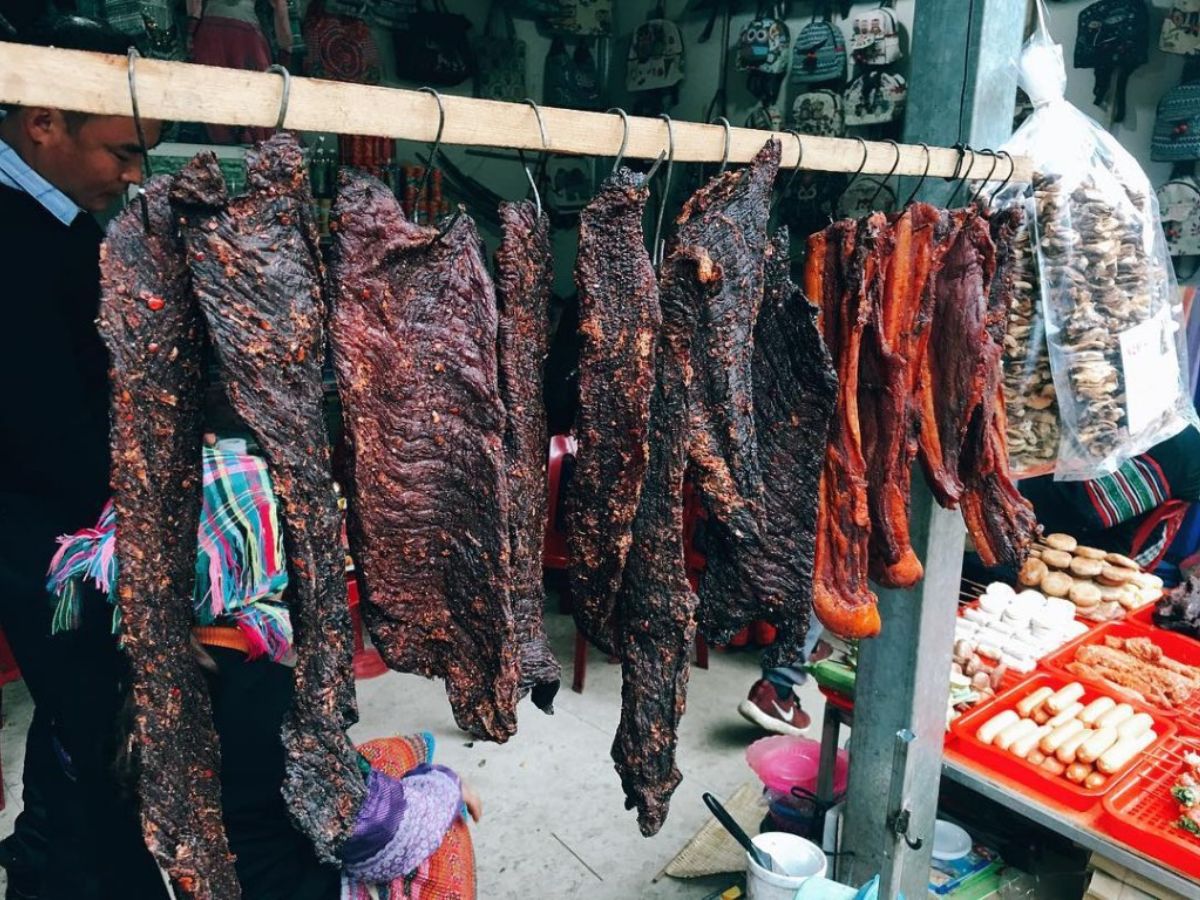 Thịt trâu gác bếp là trải nghiệm ẩm thực không thể bỏ lỡ.