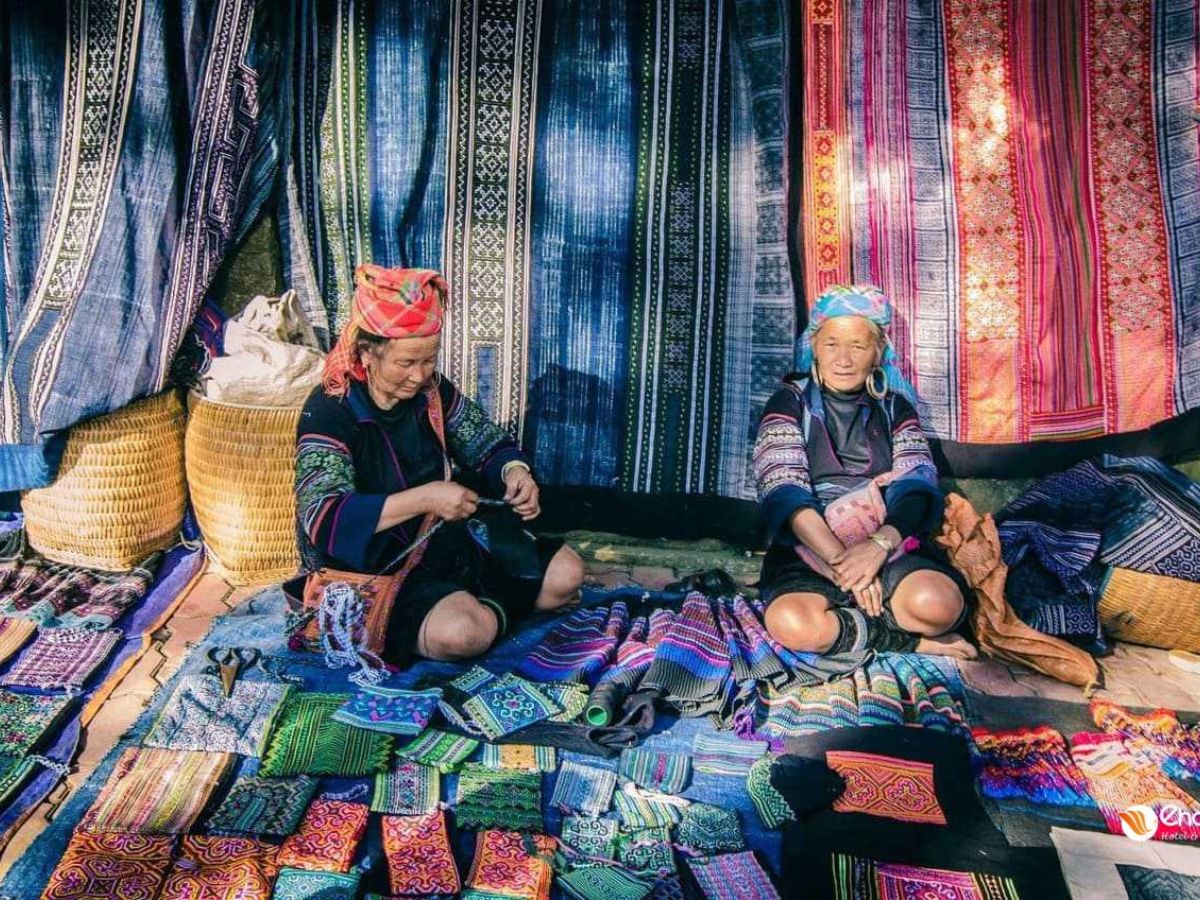 Phiên chợ mang không khí mộc mạc và gần gũi.