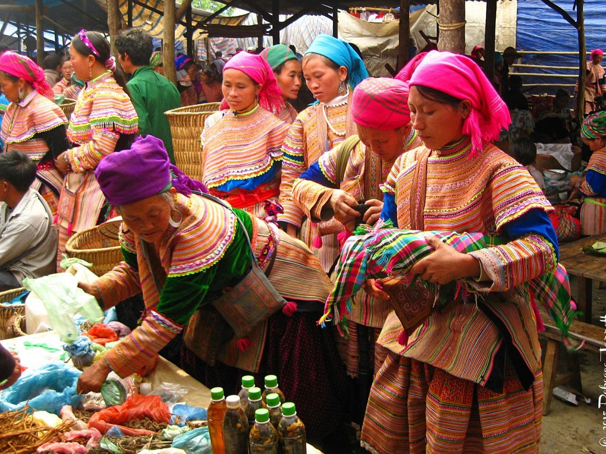 Cửa hàng lưu niệm Sa Pa mang đến nhiều lựa chọn quà tặng ý nghĩa.