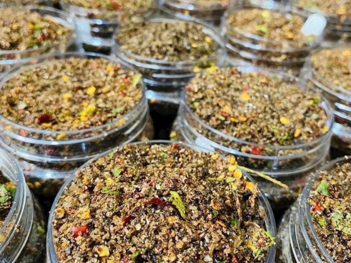 Sự kết hợp của muối, ớt và mắc khén tạo nên hương vị đặc trưng.
