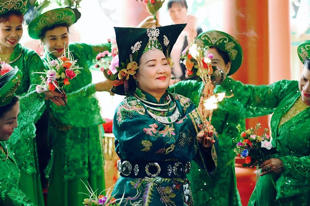 Hầu đồng trong trang phục Mẫu Thượng Ngàn