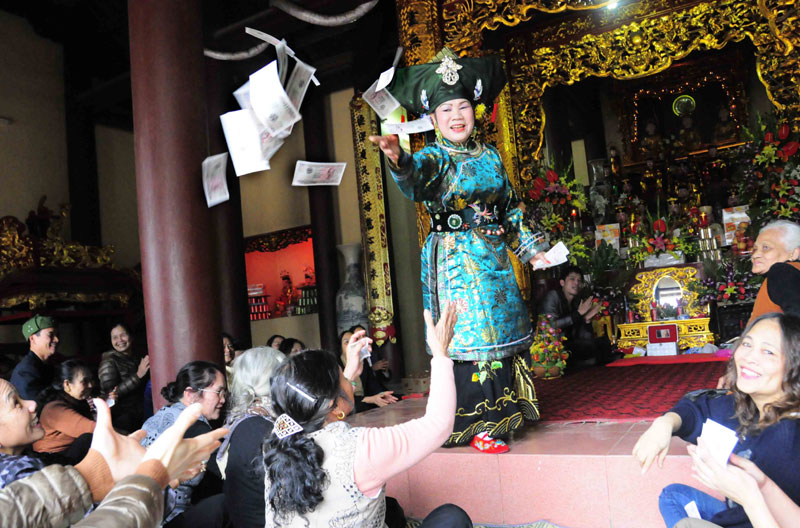 Nghi lễ ban lộc trong một phiên hầu đồng.