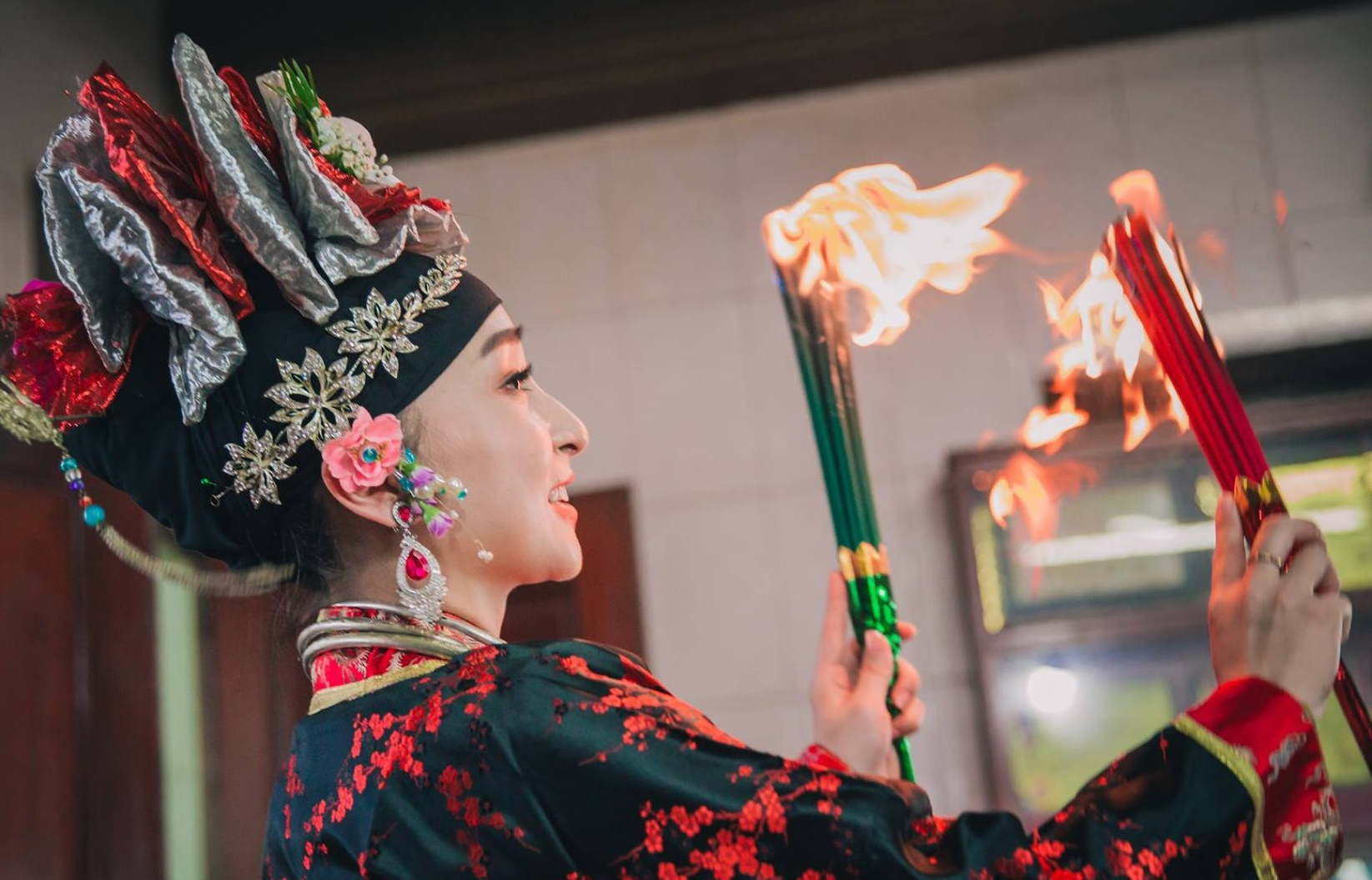 Nghi lễ dâng hương trong một giá hầu đồng.