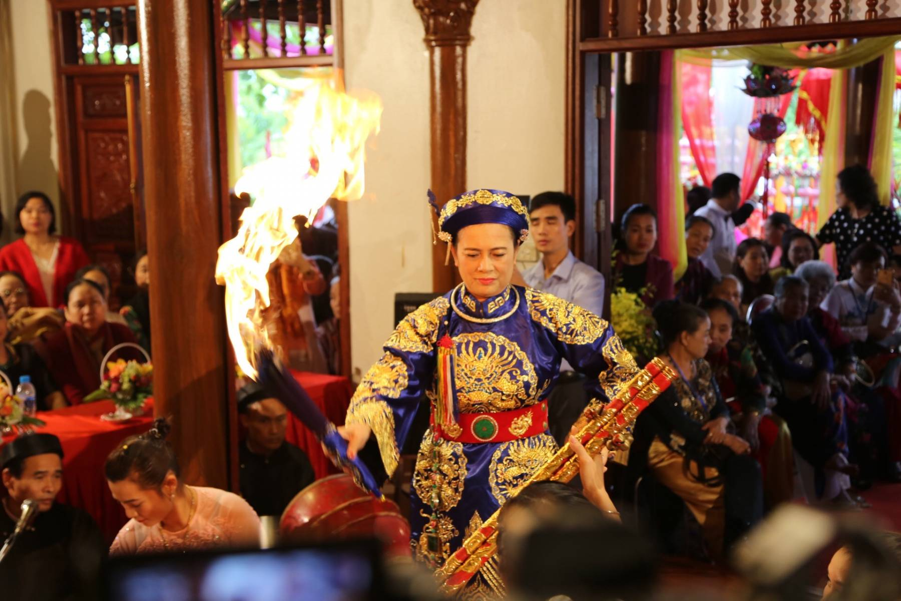 Người thực hành nghi lễ hầu đồng thường được gọi là cô đồng hoặc cậu đồng.