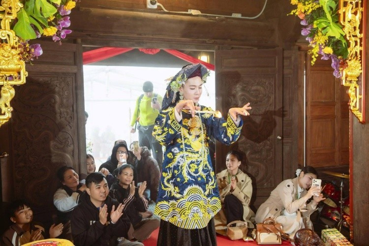 Hầu đồng giá Cô Bé.