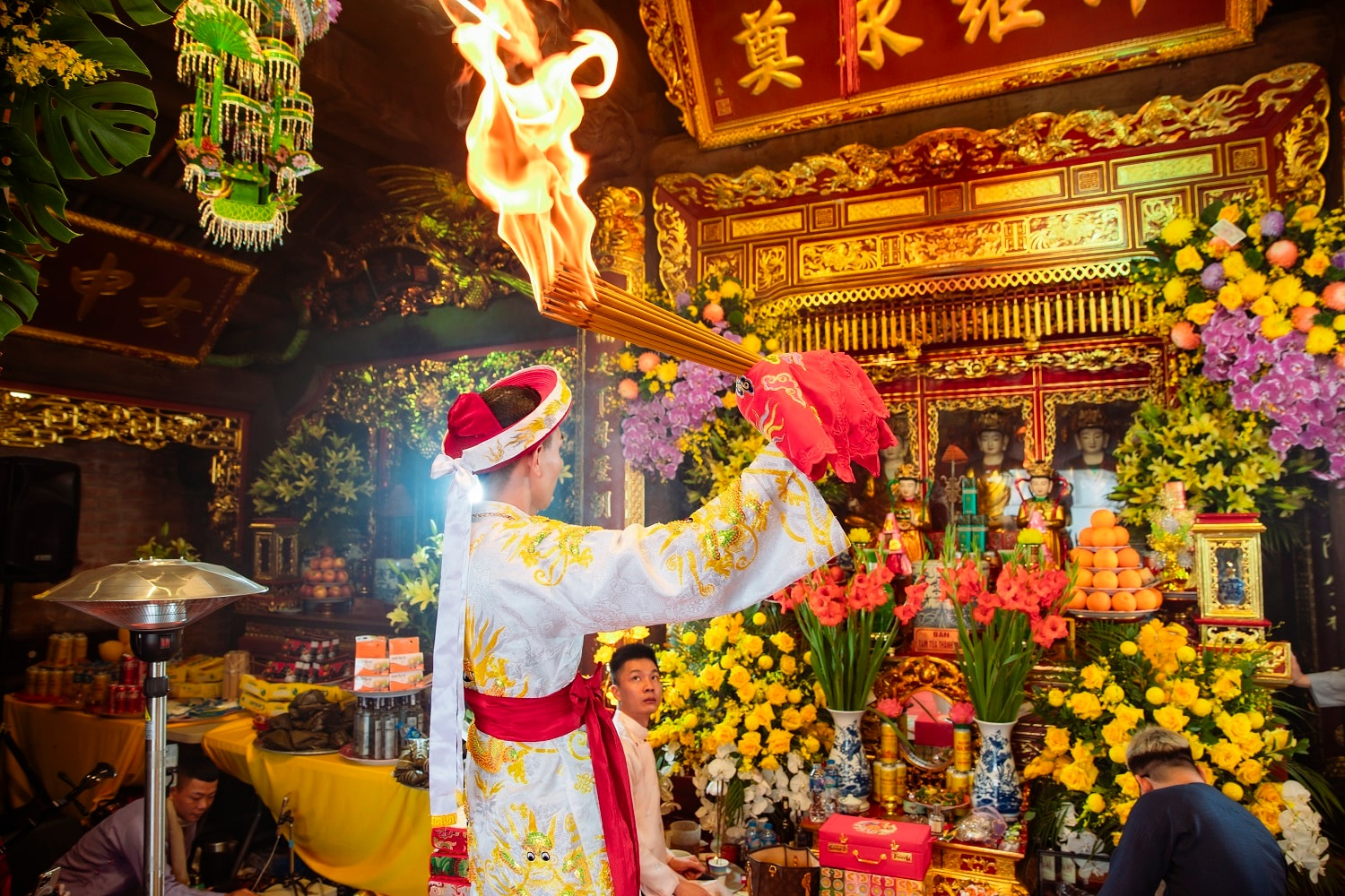 Chương trình giao lưu thực hành tín ngưỡng thờ Mẫu Tam phủ diễn ra tại đỉnh thiêng Fansipan.