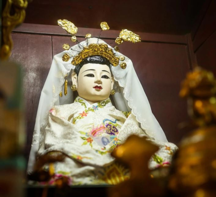 Mẫu Thoải là vị Thánh Mẫu cai quản miền sông nước.