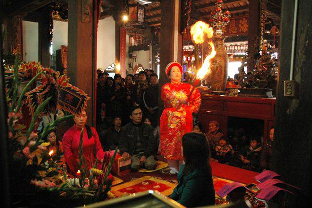 Lễ hầu đồng là một nghi thức nổi bật trong tín ngưỡng thờ Mẫu tại Việt Nam.
