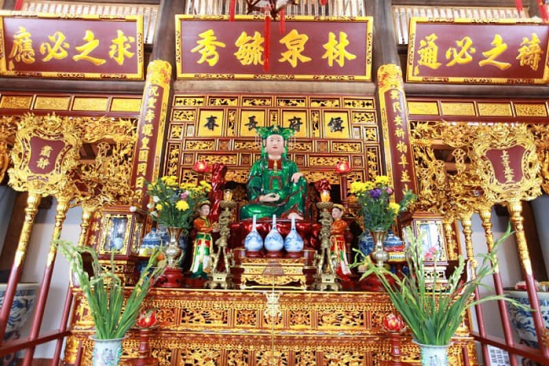 Tượng thờ Tam Vị Chúa Mường.