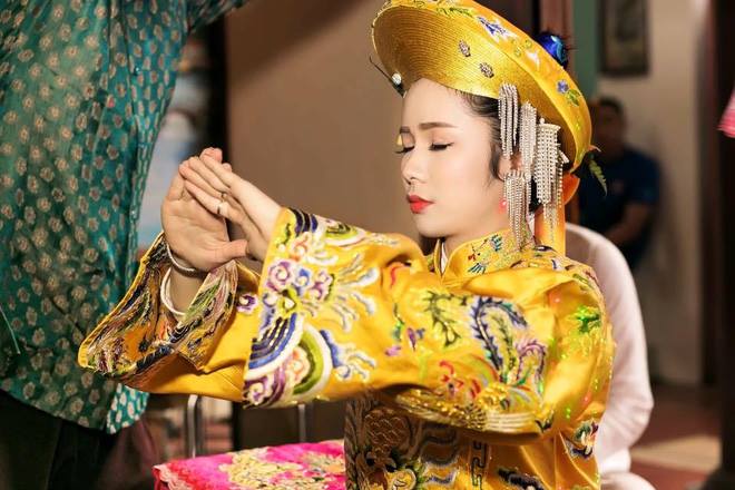Thanh đồng có thể sử dụng các đạo cụ như cờ, kiếm, quạt để phần múa hiện thân được sinh động nhất.
