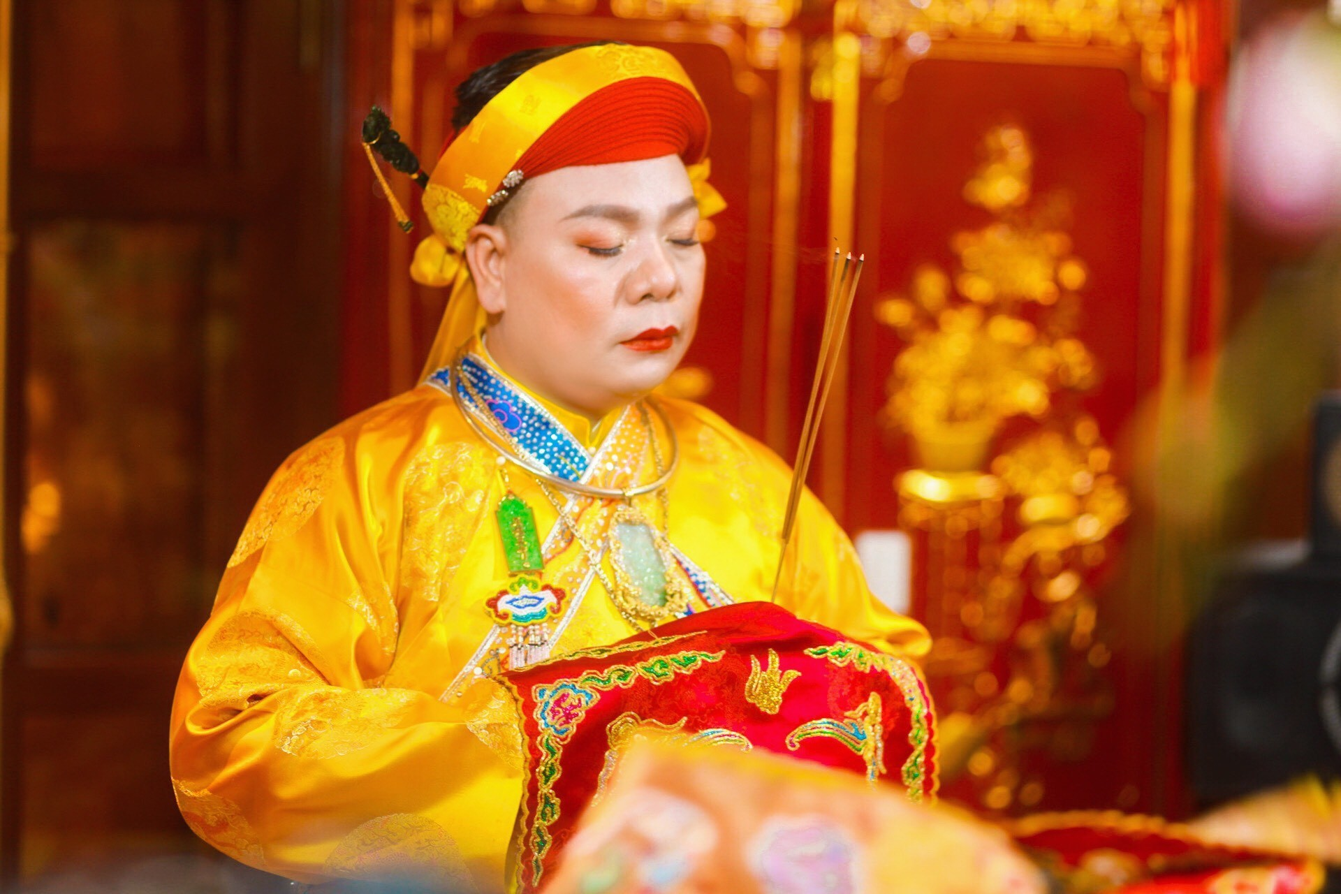 Giá hầu đồng Ông Hoàng Mười.