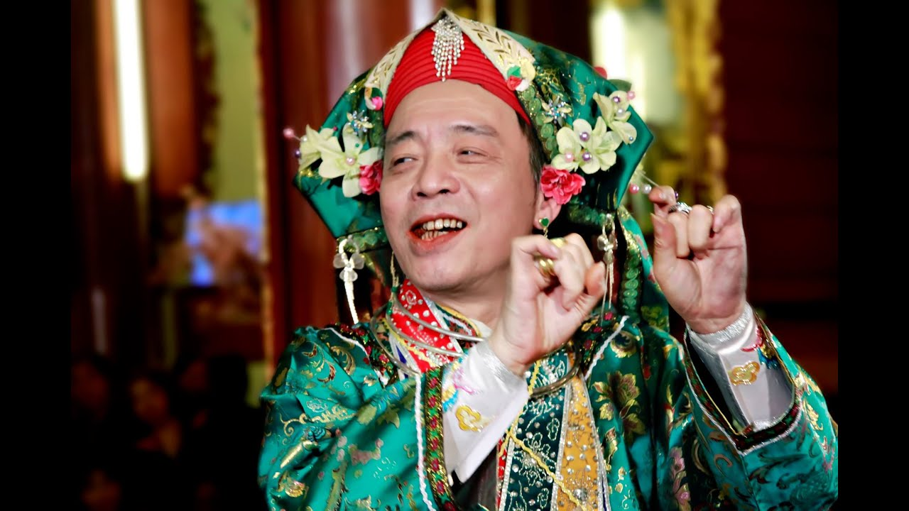 Trang phục khi hầu khác Tứ Phủ Thánh Bà